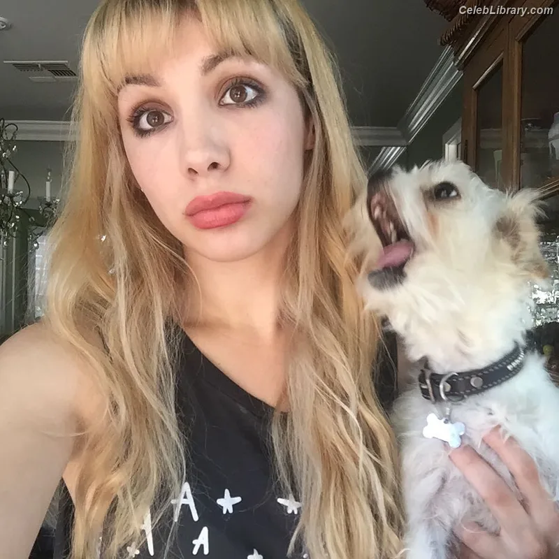 Hannah Marks photo 2 of 72
