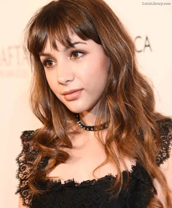 Hannah Marks photo 3 of 72