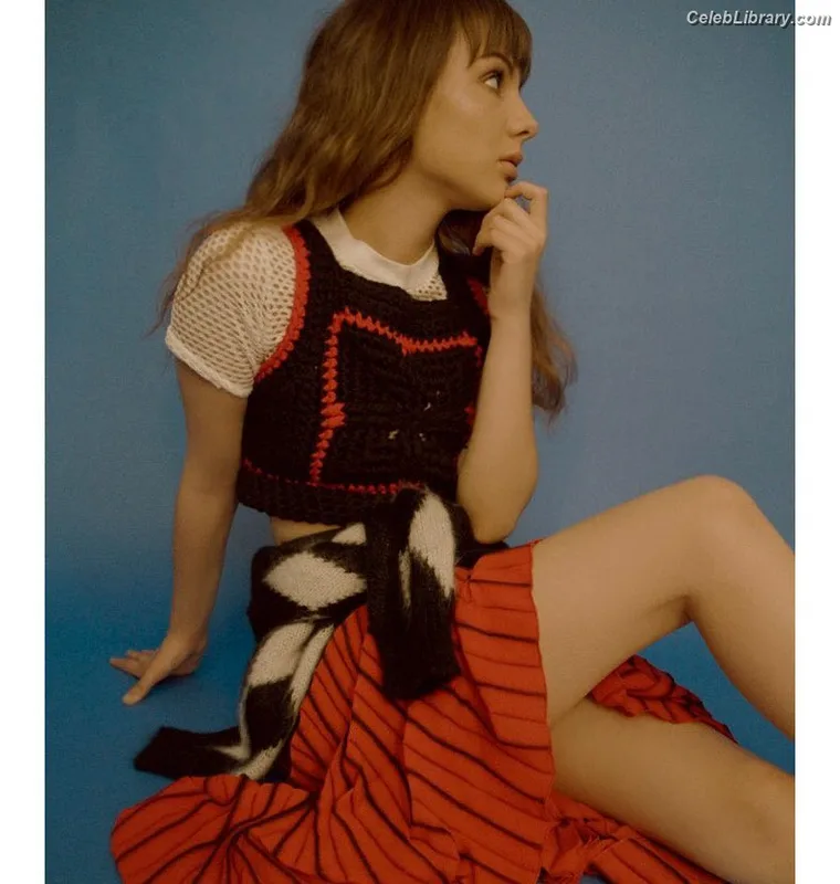 Hannah Marks photo 4 of 72