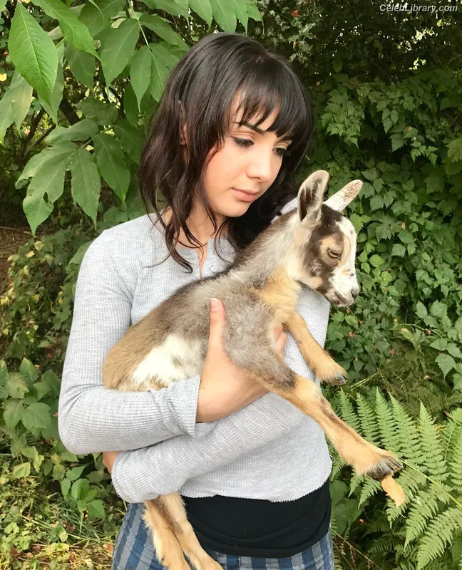Hannah Marks photo 8 of 72