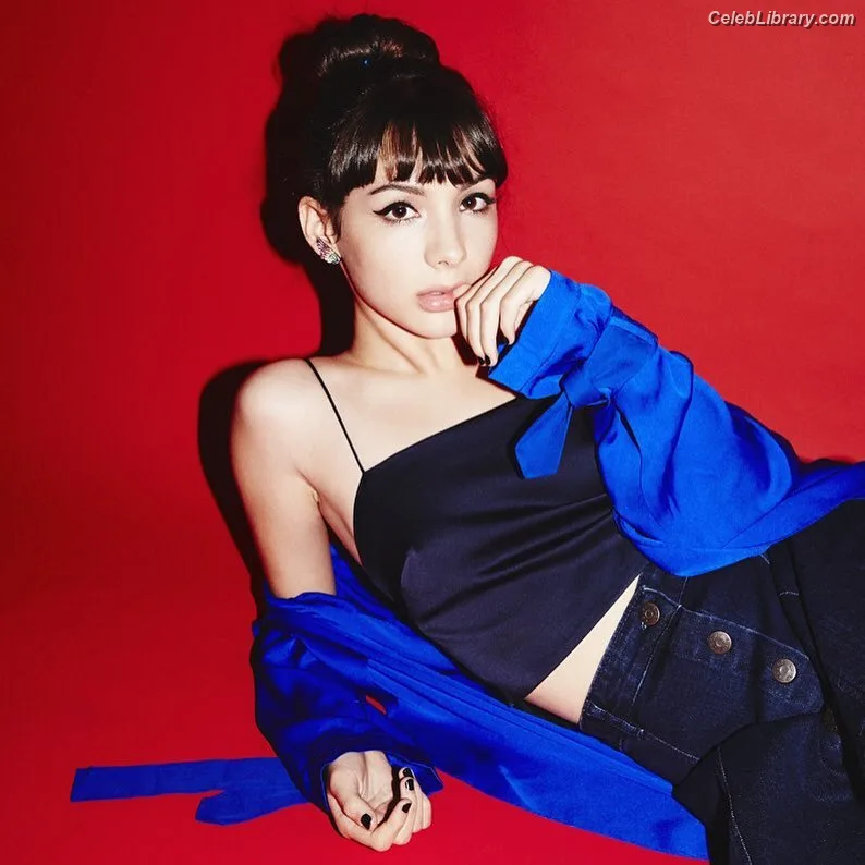 Hannah Marks photo 9 of 72