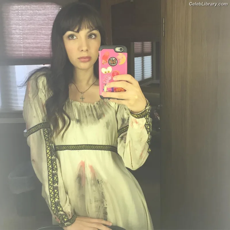 Hannah Marks photo 10 of 72