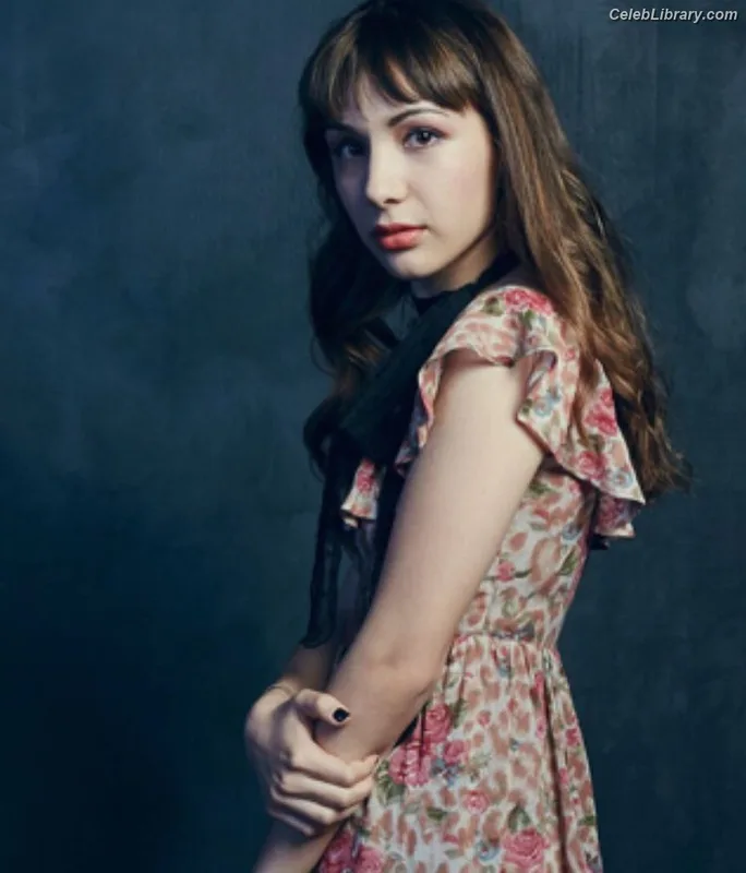 Hannah Marks photo 11 of 72