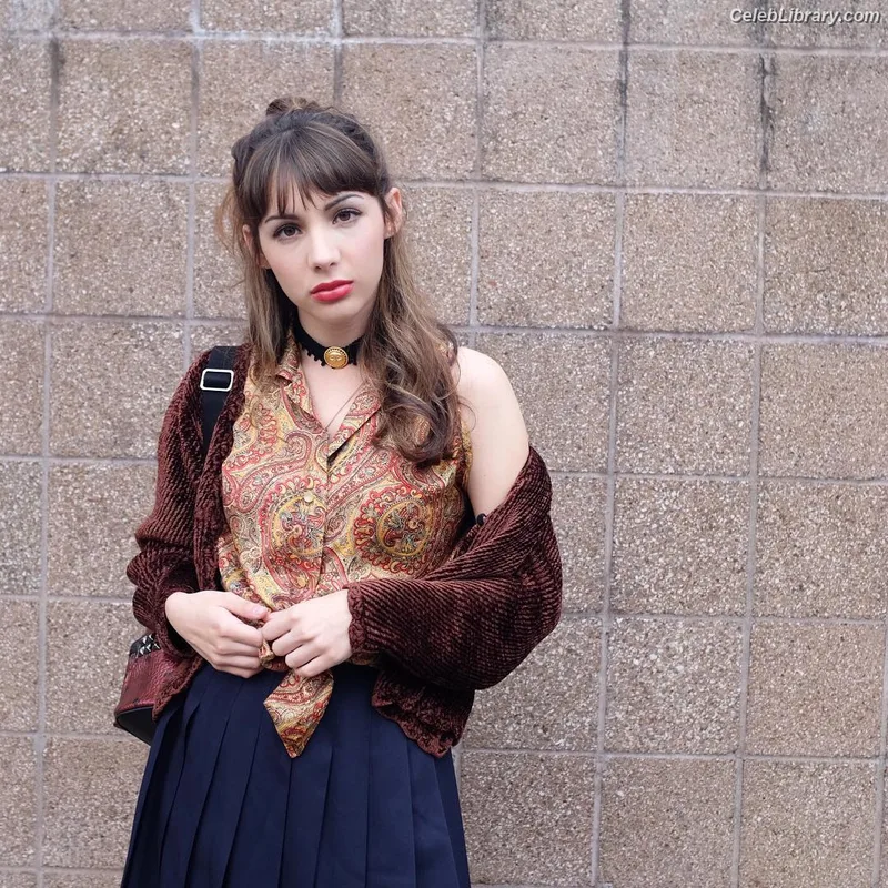 Hannah Marks photo 12 of 72