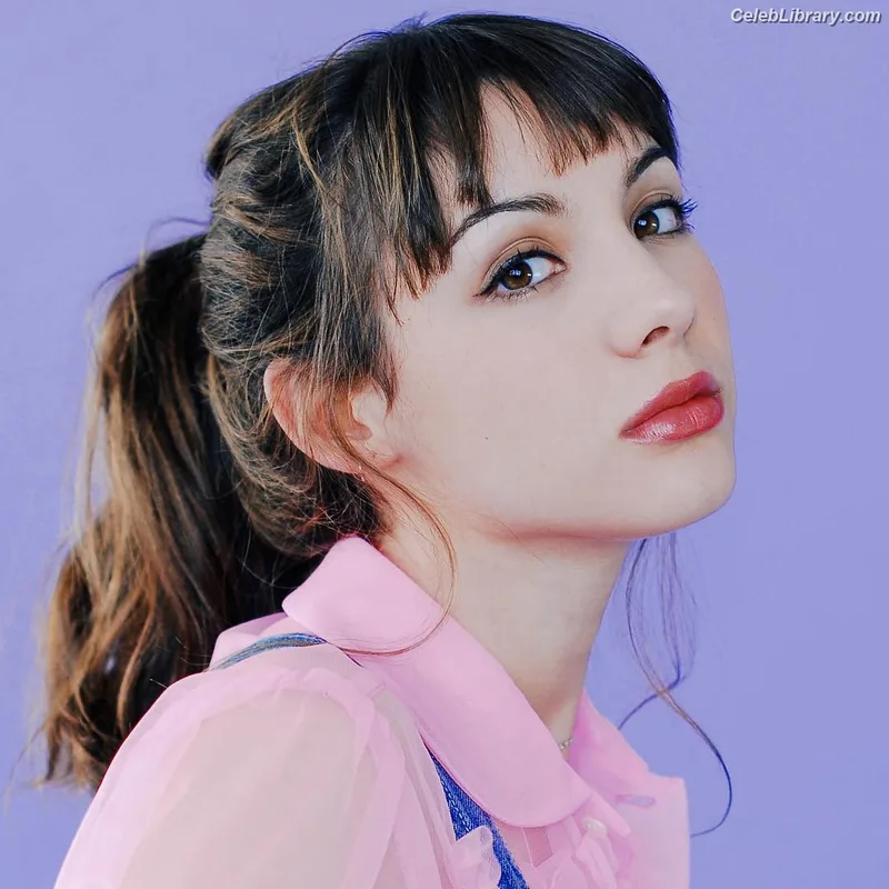Hannah Marks photo 13 of 72