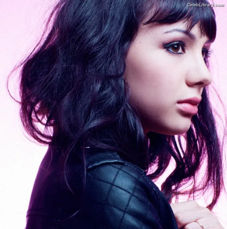 Hannah Marks photo 15 of 72