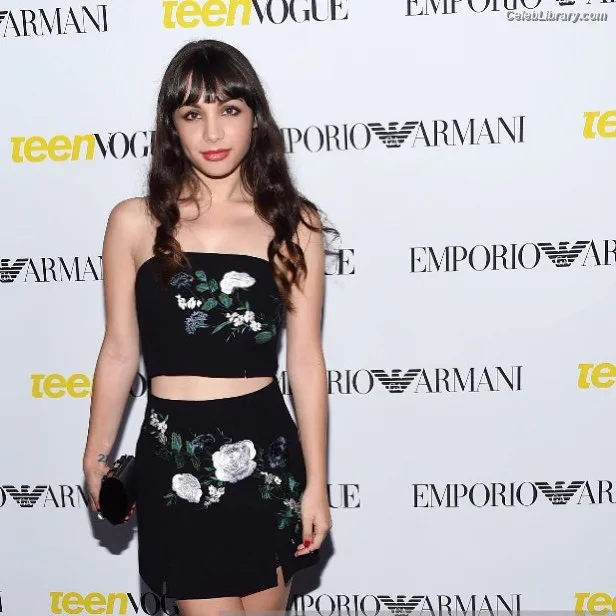 Hannah Marks photo 16 of 72