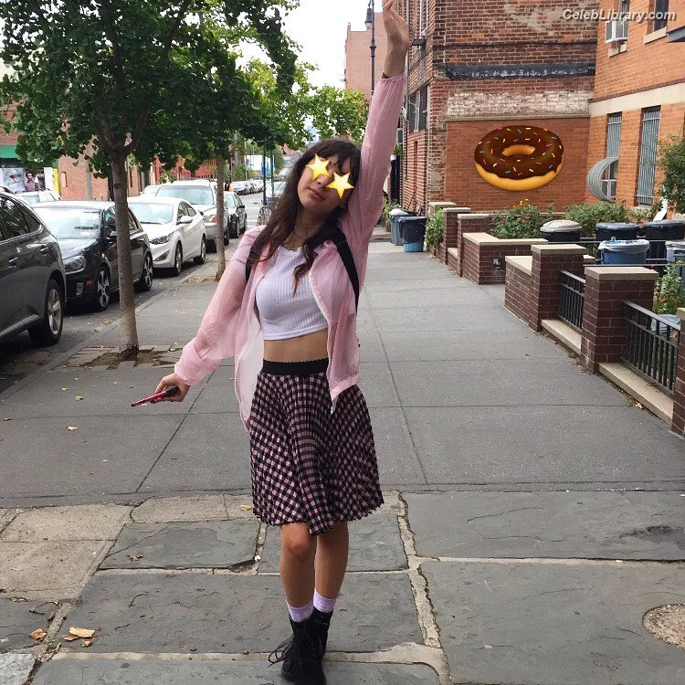 Hannah Marks photo 17 of 72