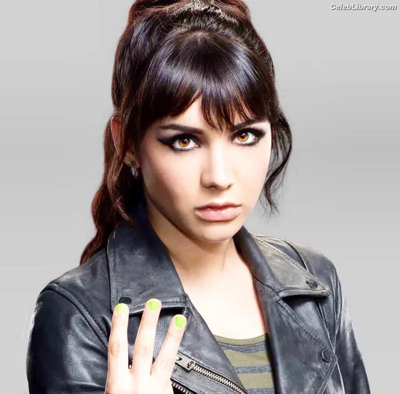 Hannah Marks photo 22 of 72