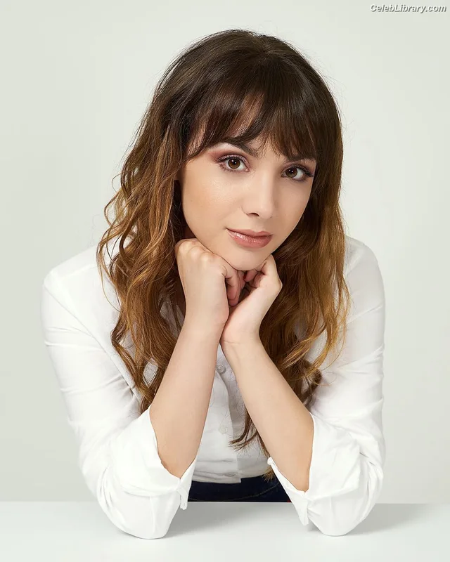 Hannah Marks photo 23 of 72