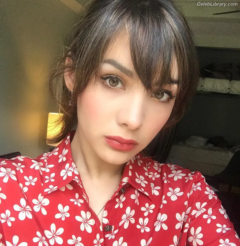 Hannah Marks photo 24 of 72