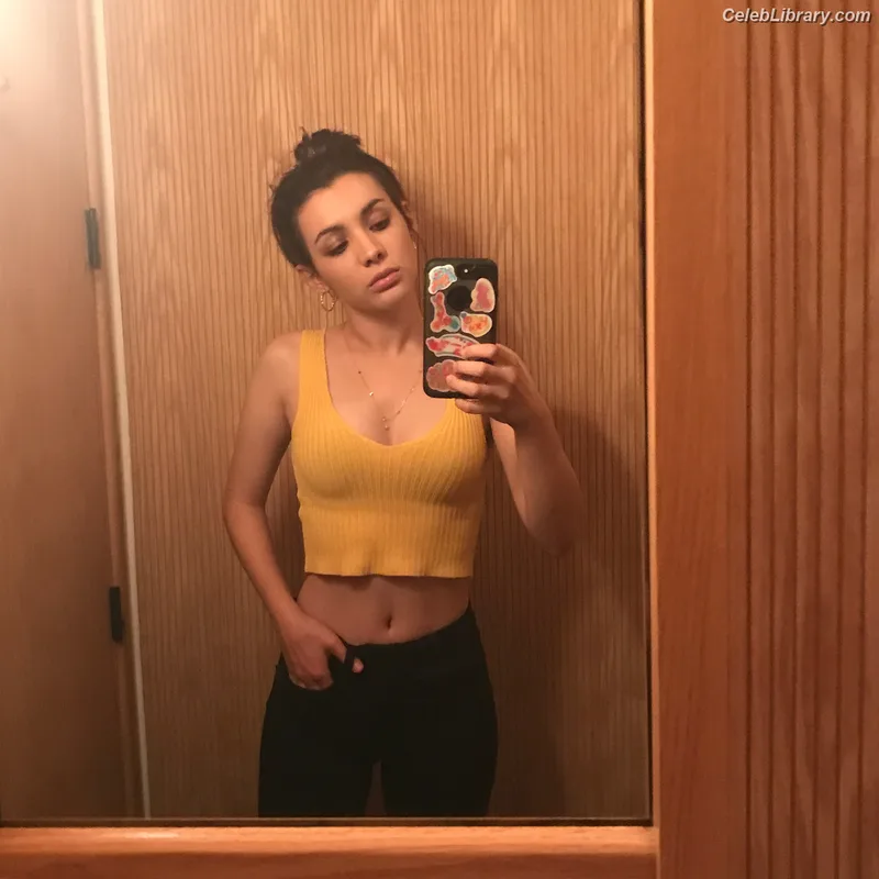 Hannah Marks photo 1 of 72