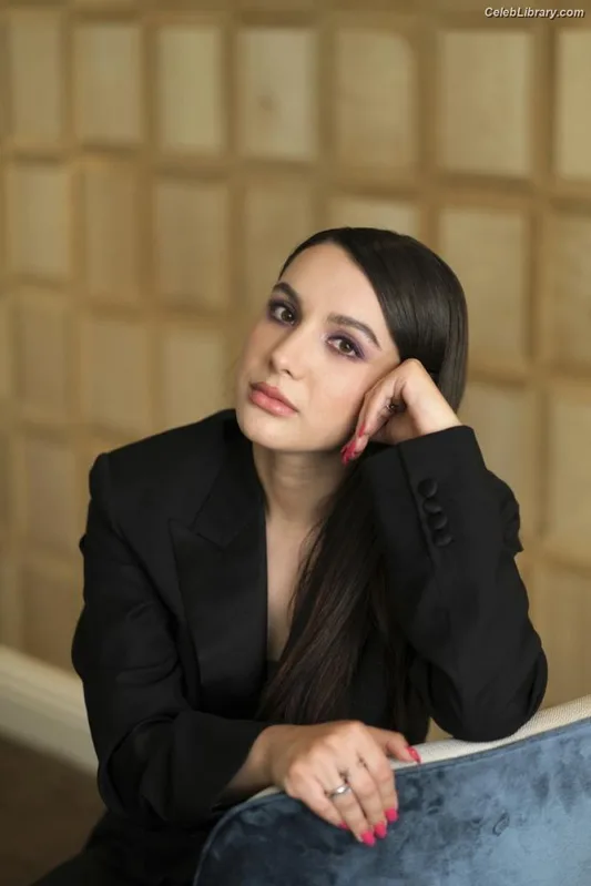 Hannah Marks photo 2 of 72