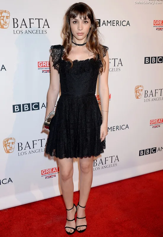 Hannah Marks photo 4 of 72
