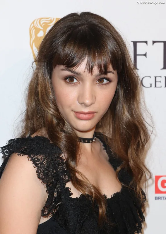 Hannah Marks photo 6 of 72