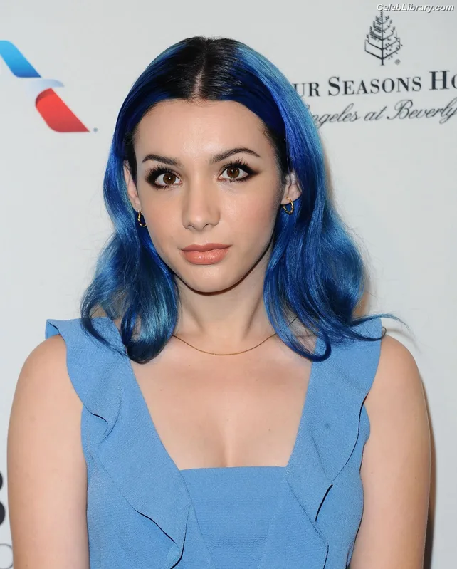 Hannah Marks photo 8 of 72