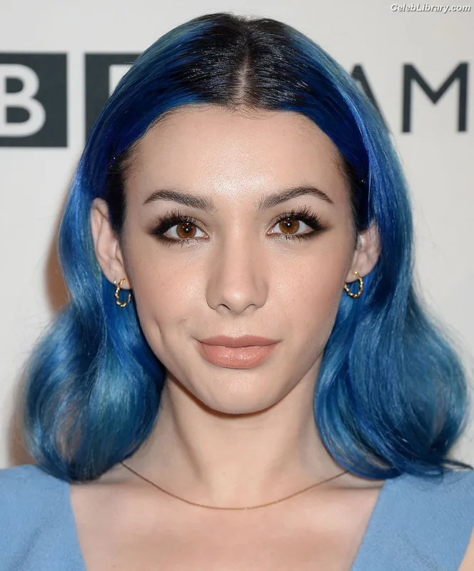 Hannah Marks photo 10 of 72