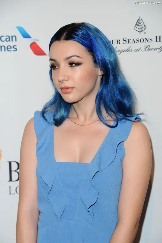 Hannah Marks photo 11 of 72
