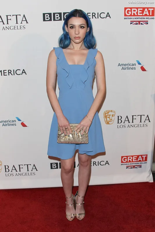 Hannah Marks photo 14 of 72