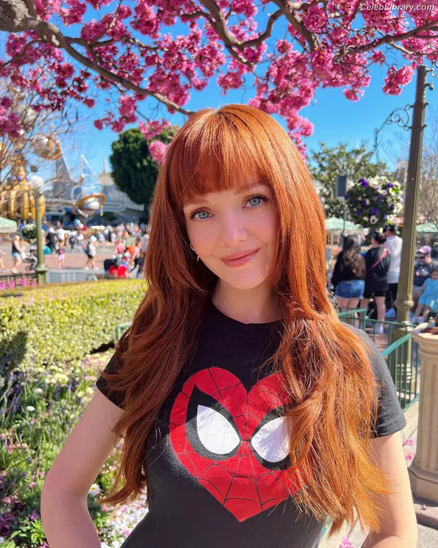Hannah Rose May photo 13 of 110