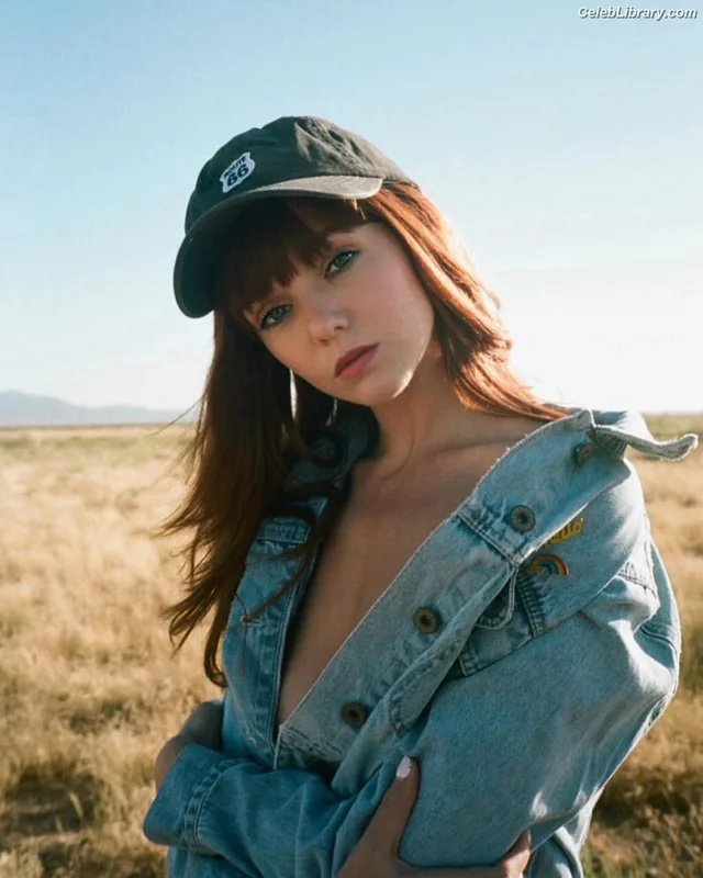 Hannah Rose May photo 18 of 110
