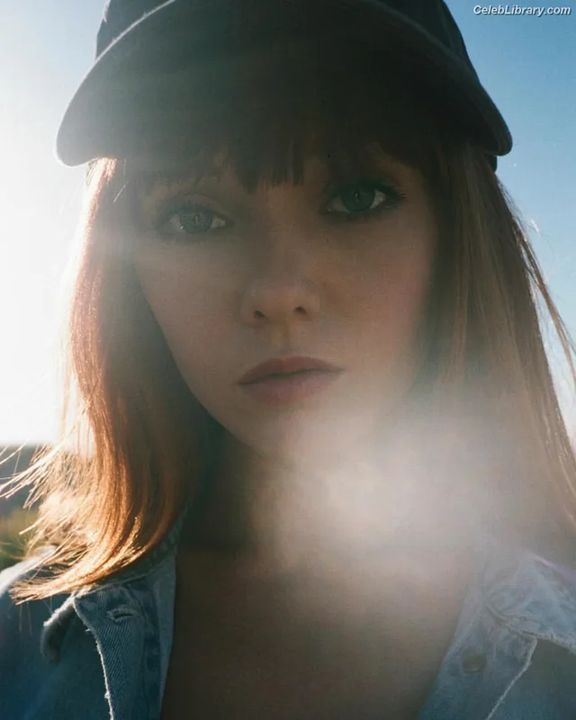 Hannah Rose May photo 19 of 110