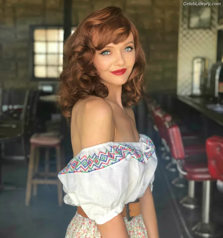 Hannah Rose May photo 24 of 110