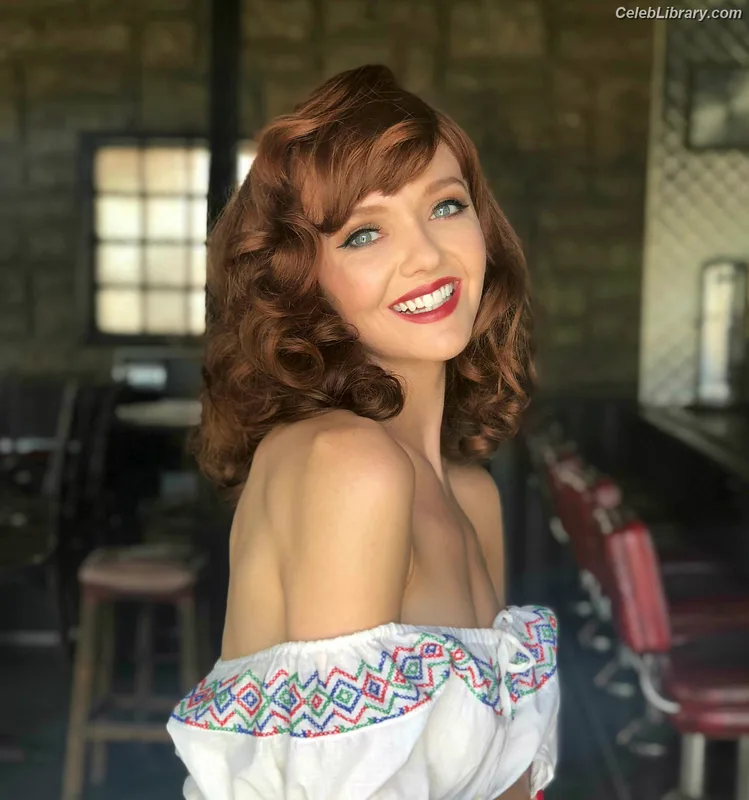 Hannah Rose May photo 11 of 110