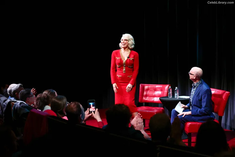 Hannah Waddingham photo 4 of 589