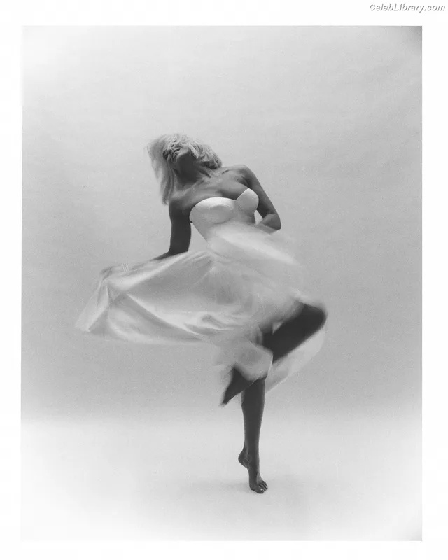 Hannah Waddingham photo 1 of 589