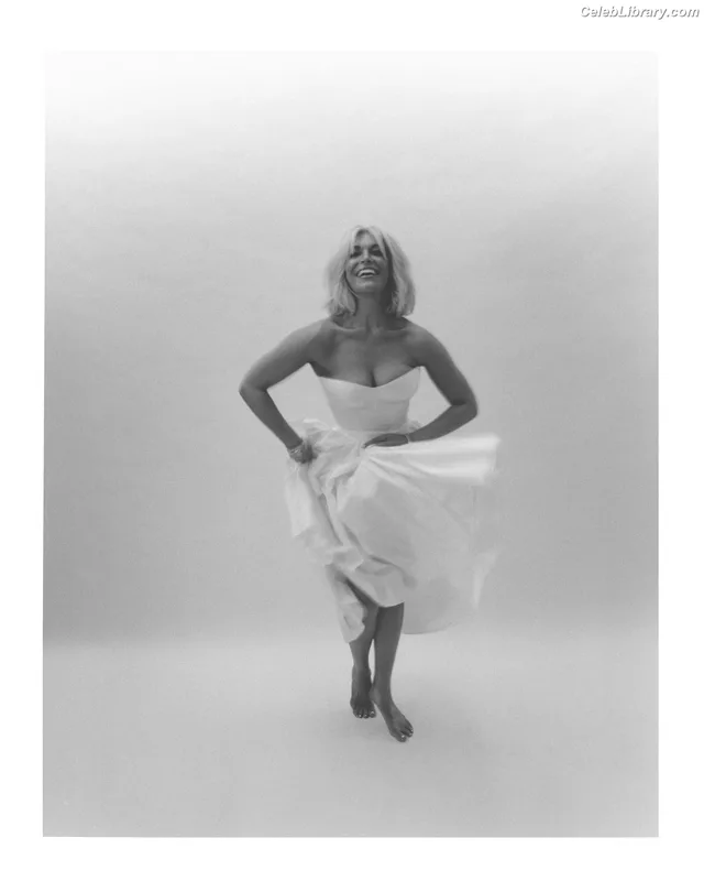 Hannah Waddingham photo 3 of 589