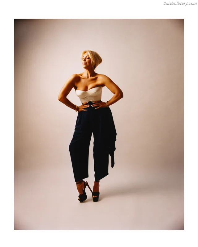 Hannah Waddingham photo 5 of 589