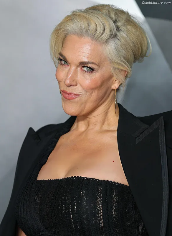 Hannah Waddingham photo 15 of 589