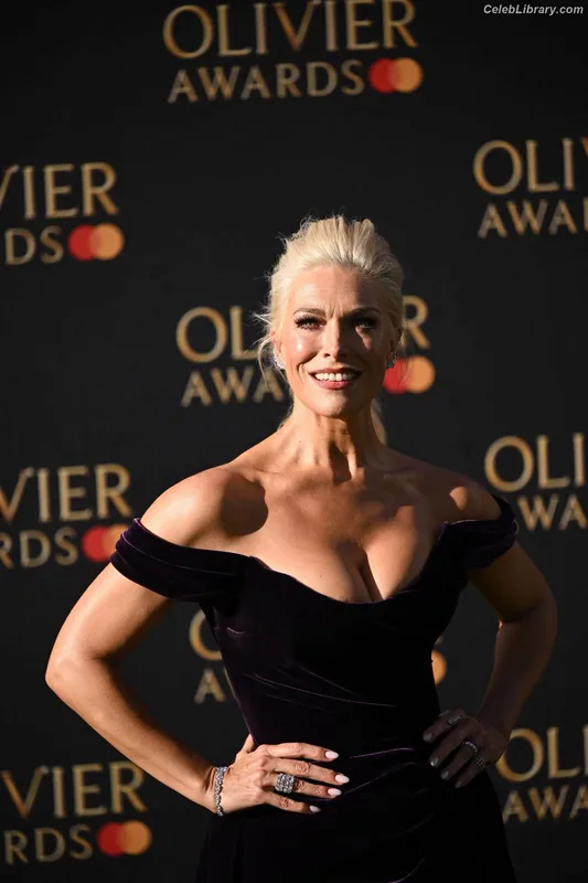 Hannah Waddingham photo 3 of 589