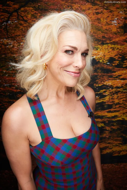 Hannah Waddingham photo 5 of 589