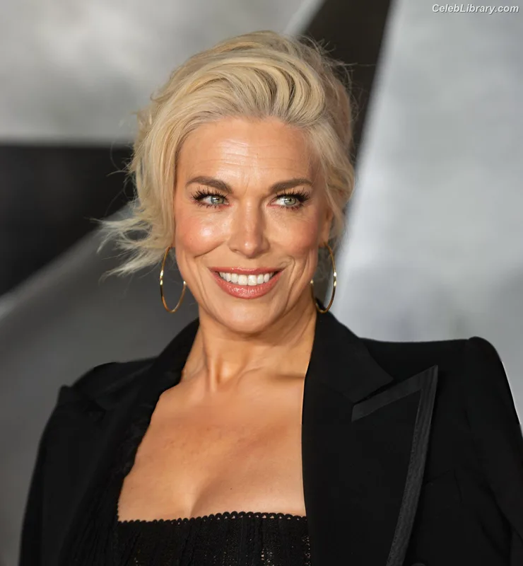 Hannah Waddingham photo 15 of 589
