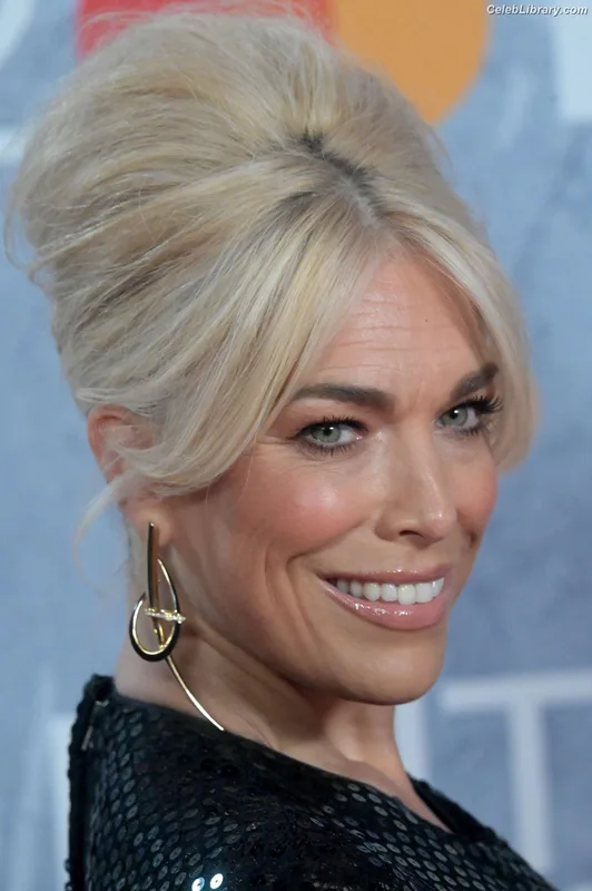 Hannah Waddingham photo 19 of 589
