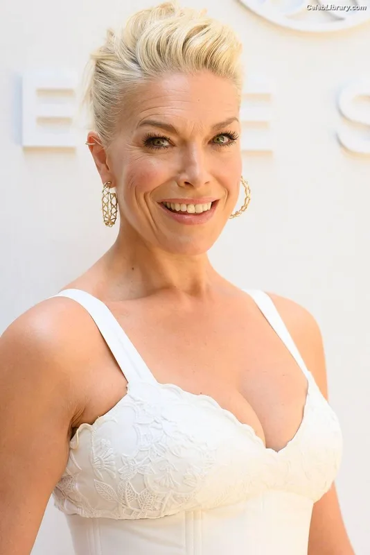 Hannah Waddingham photo 8 of 589