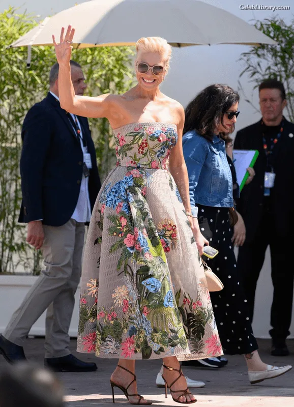 Hannah Waddingham photo 8 of 589