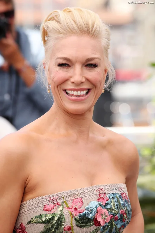 Hannah Waddingham photo 12 of 589