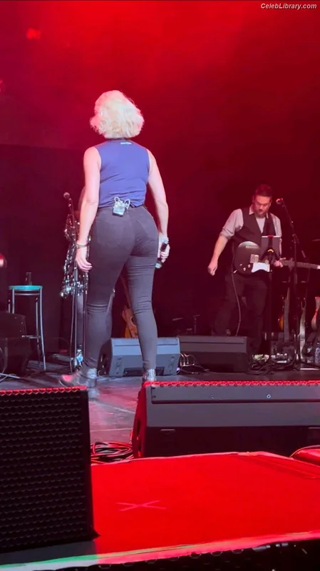 Hannah Waddingham photo 2 of 589