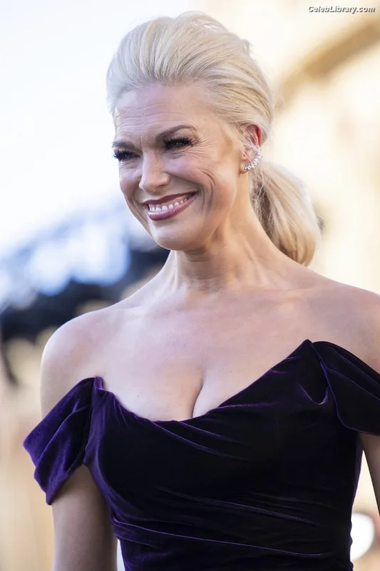 Hannah Waddingham photo 4 of 589