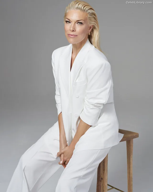 Hannah Waddingham photo 11 of 589