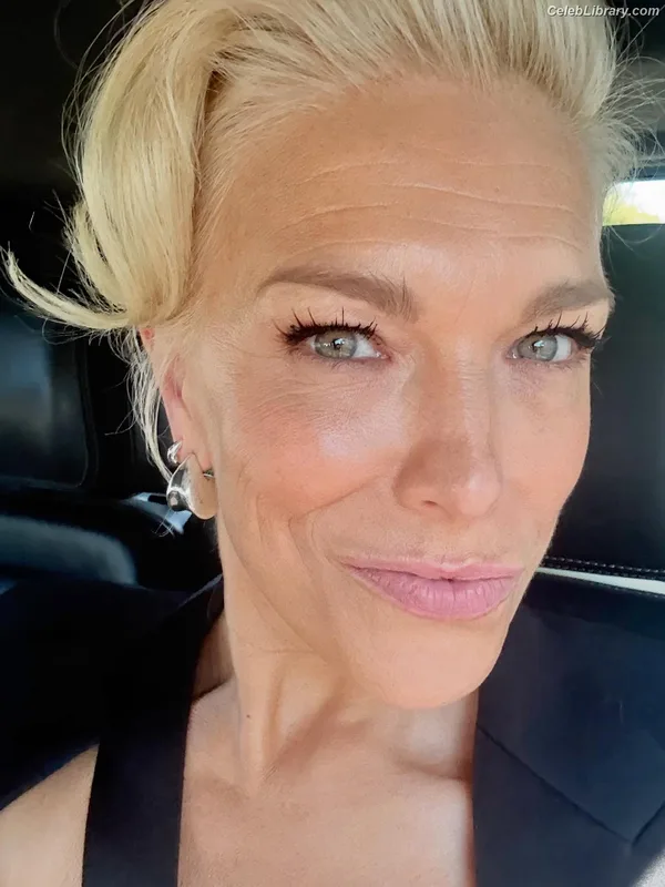 Hannah Waddingham photo 8 of 589