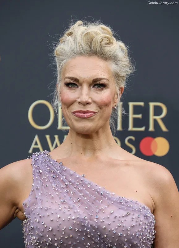 Hannah Waddingham photo 5 of 589