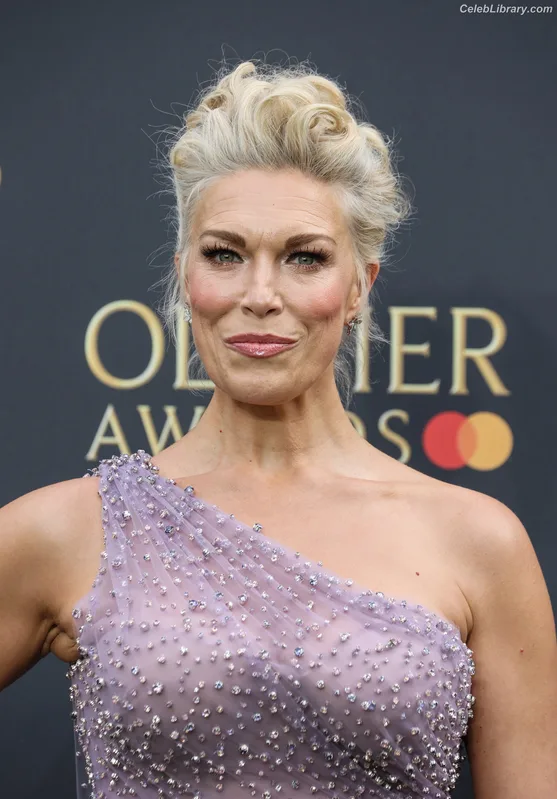 Hannah Waddingham photo 6 of 589