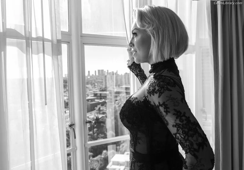 Hannah Waddingham photo 22 of 589