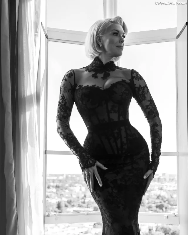 Hannah Waddingham photo 16 of 589