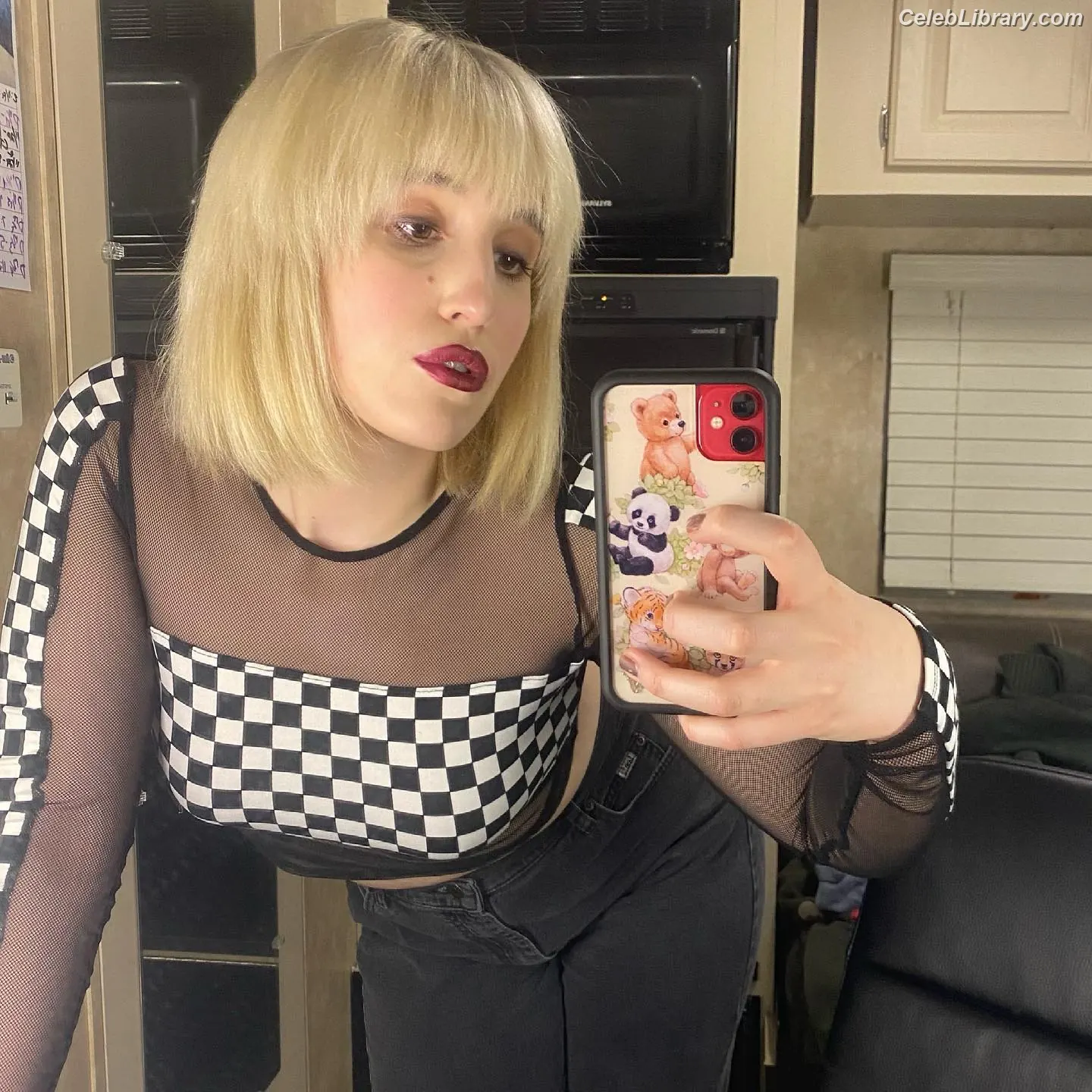 Harley Quinn Smith photo 4 of 499