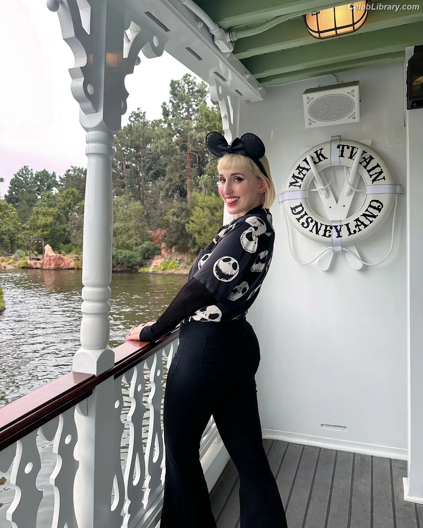 Harley Quinn Smith photo 2 of 499